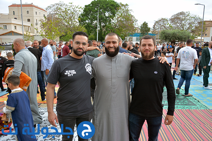 اهالي جلجولية يؤدون صلاة عيد الاضحى في ساحة مسجد الروضة في جلجولية 